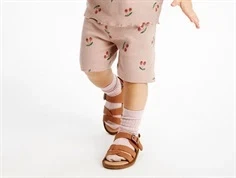 Pige i støvet rosa farvet shorts med kirsebærprint fra The New Siblings TNST6226 adobe rose